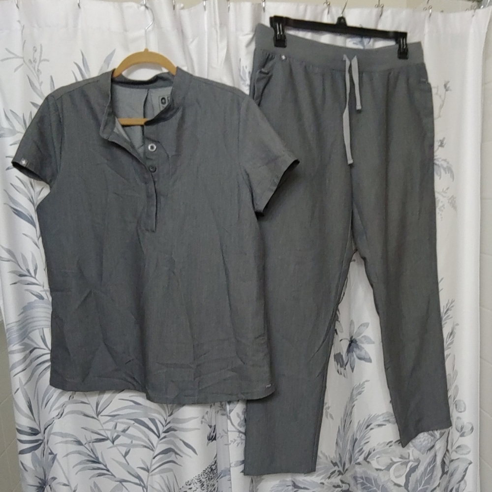FIGS graphite color scrub set M/L